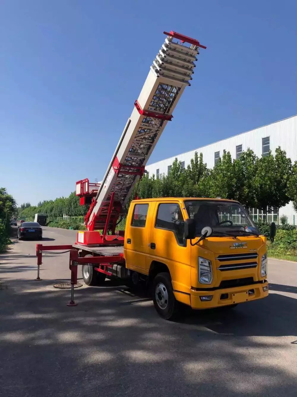 贵阳附近的云梯车出租服务：轻松解决高空作业需求